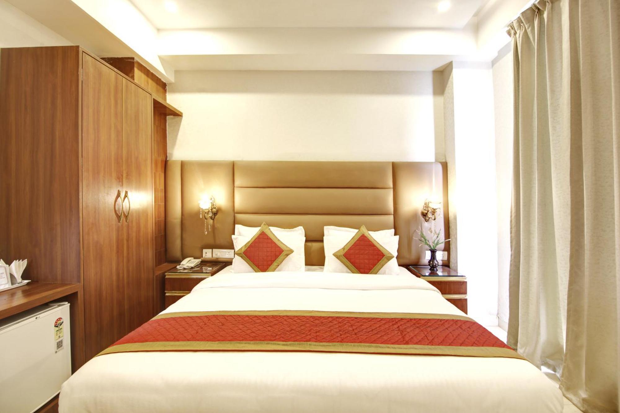 Marks Hotel & Banquet Noida Bagian luar foto