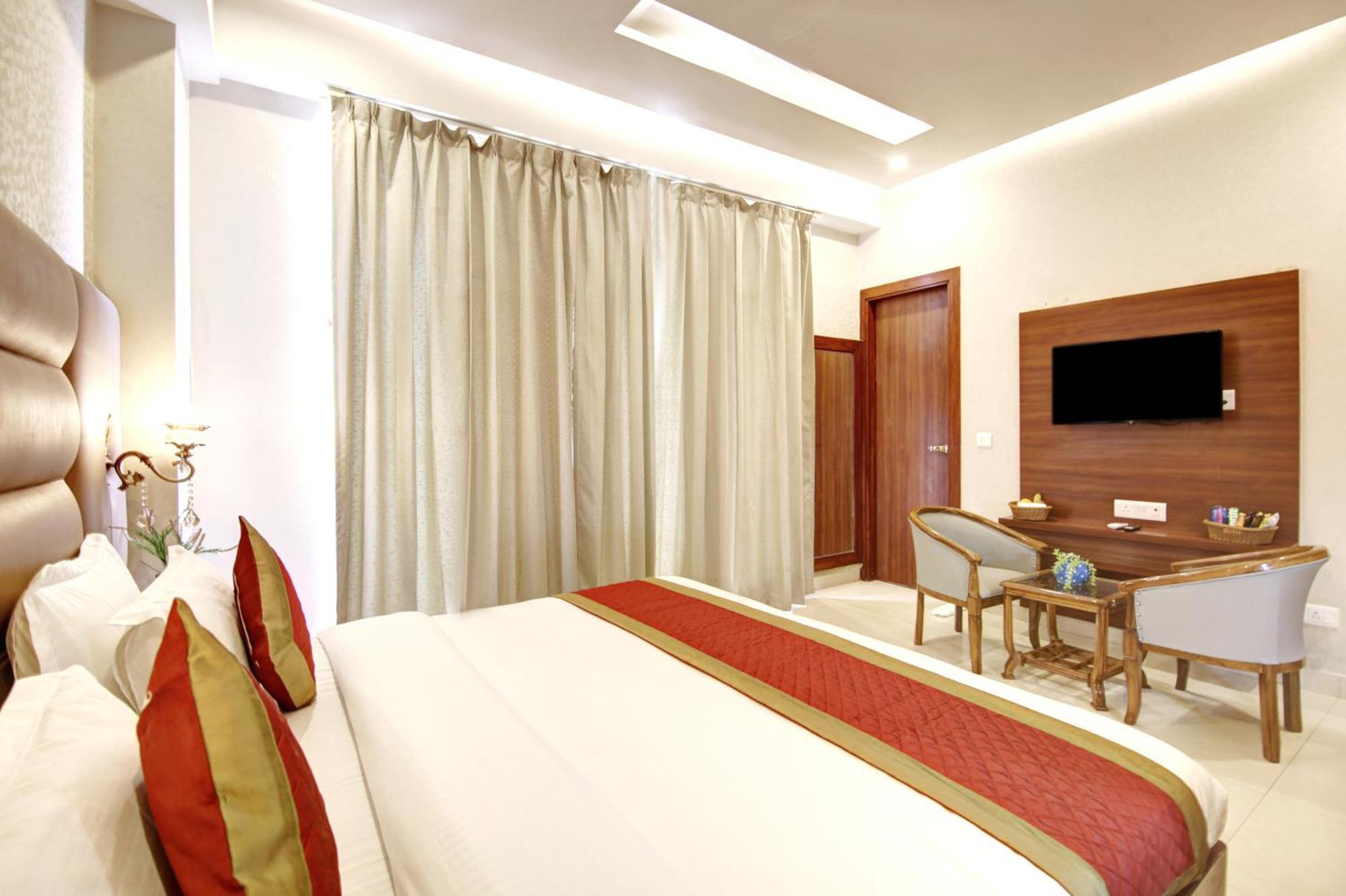 Marks Hotel & Banquet Noida Bagian luar foto