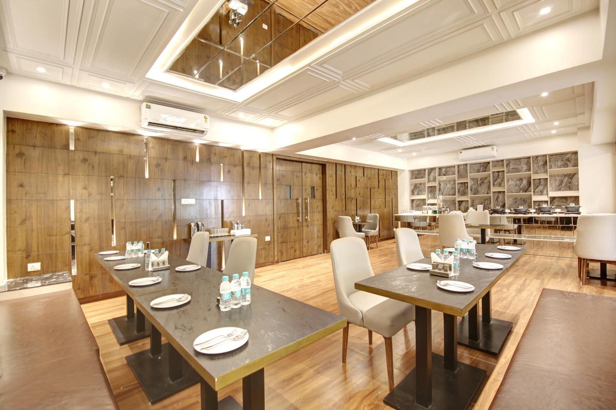 Marks Hotel & Banquet Noida Bagian luar foto