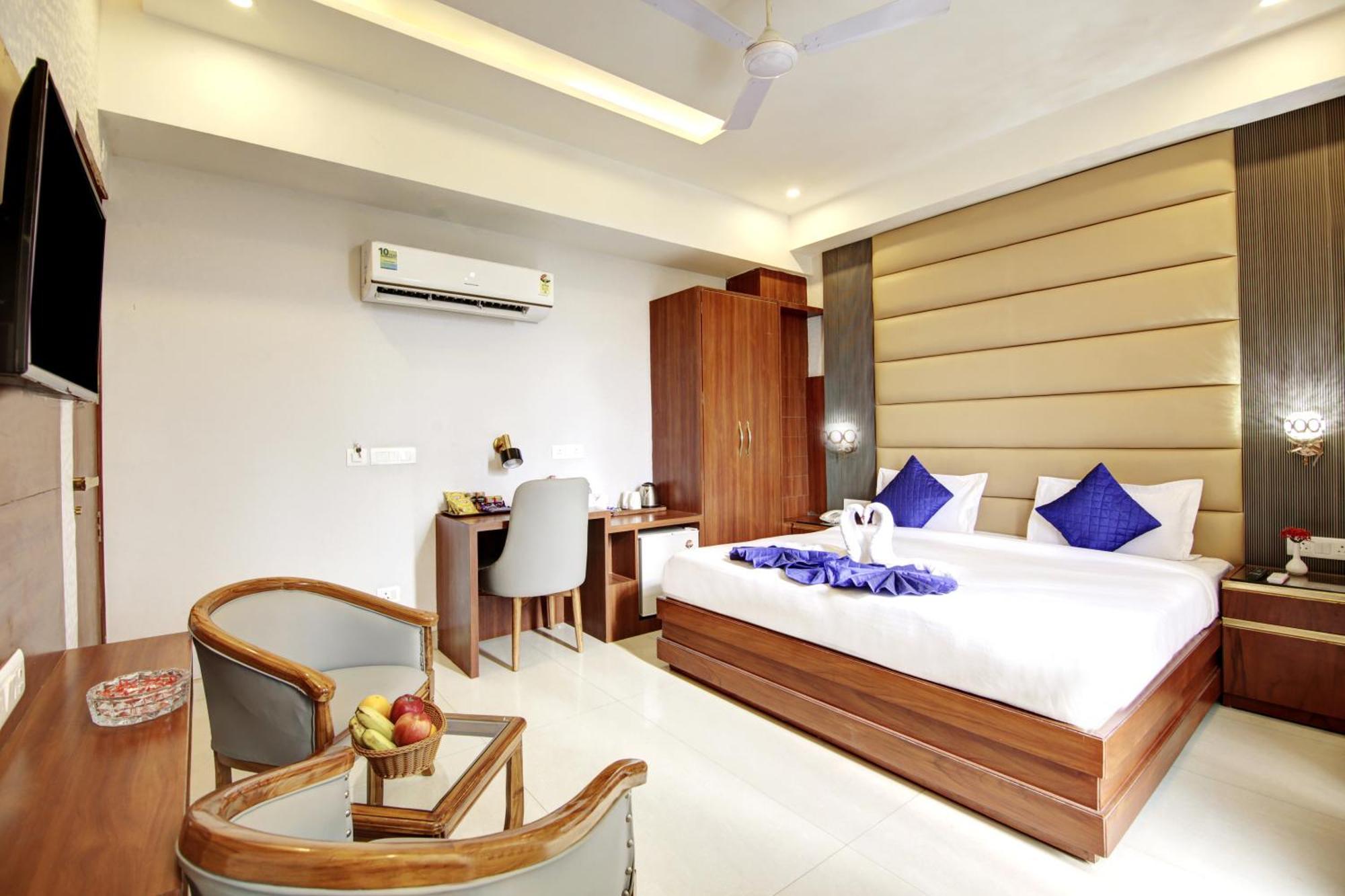 Marks Hotel & Banquet Noida Bagian luar foto