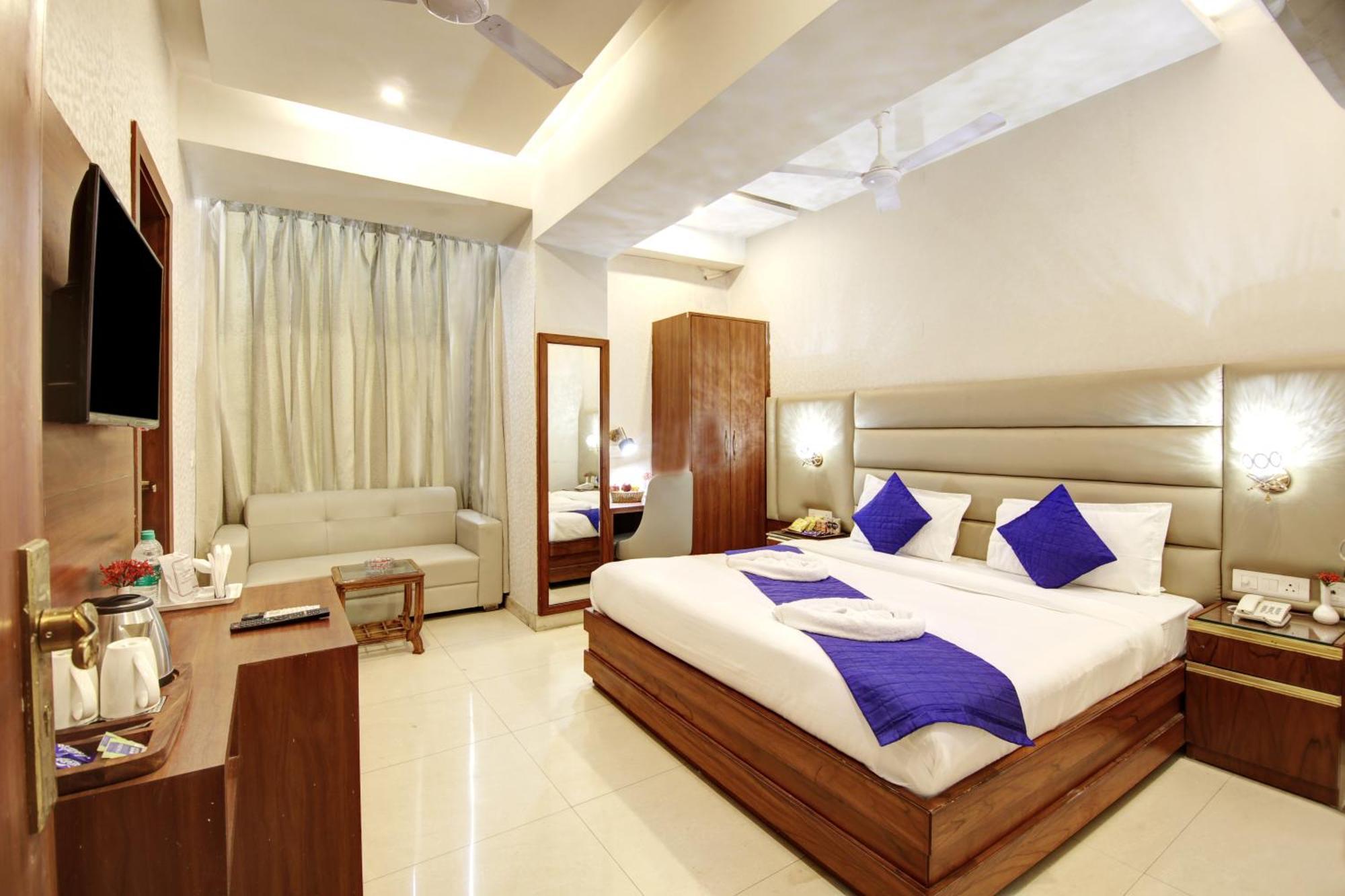 Marks Hotel & Banquet Noida Bagian luar foto