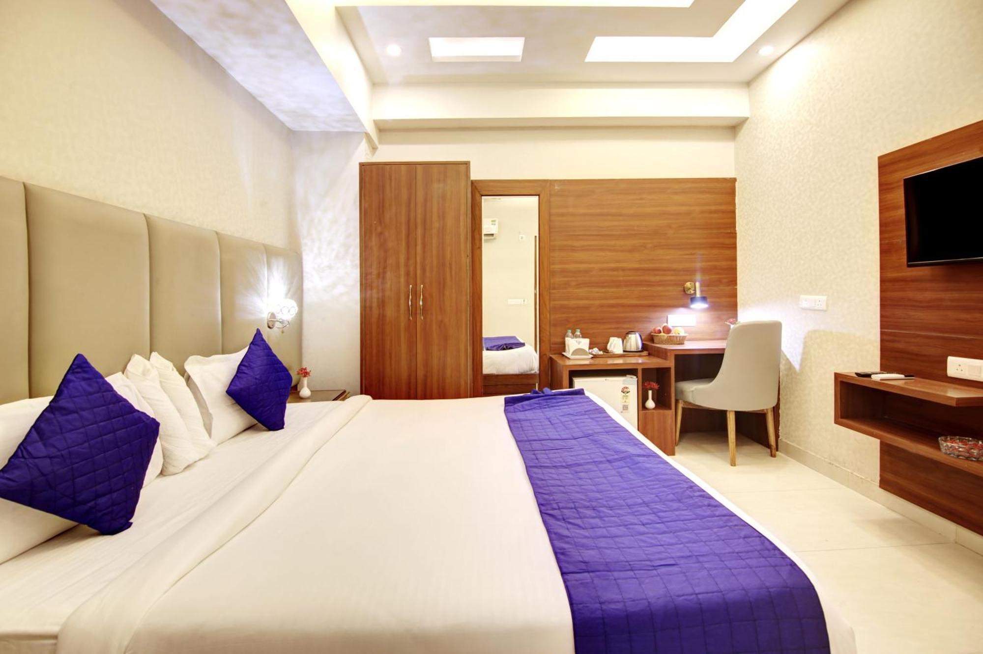 Marks Hotel & Banquet Noida Bagian luar foto