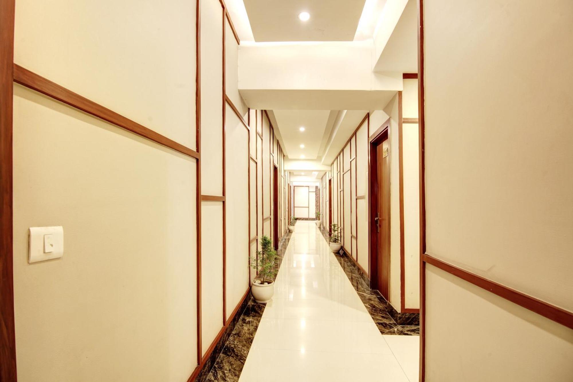Marks Hotel & Banquet Noida Bagian luar foto