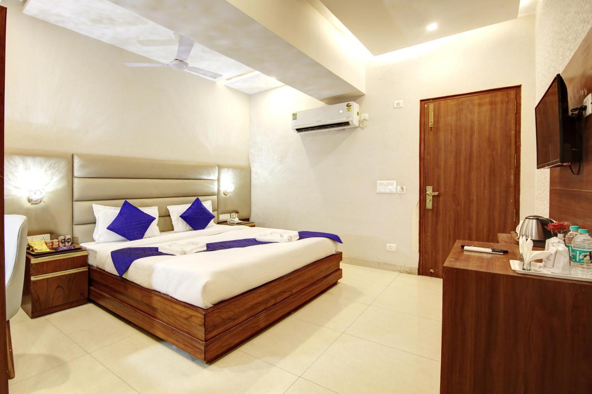 Marks Hotel & Banquet Noida Bagian luar foto