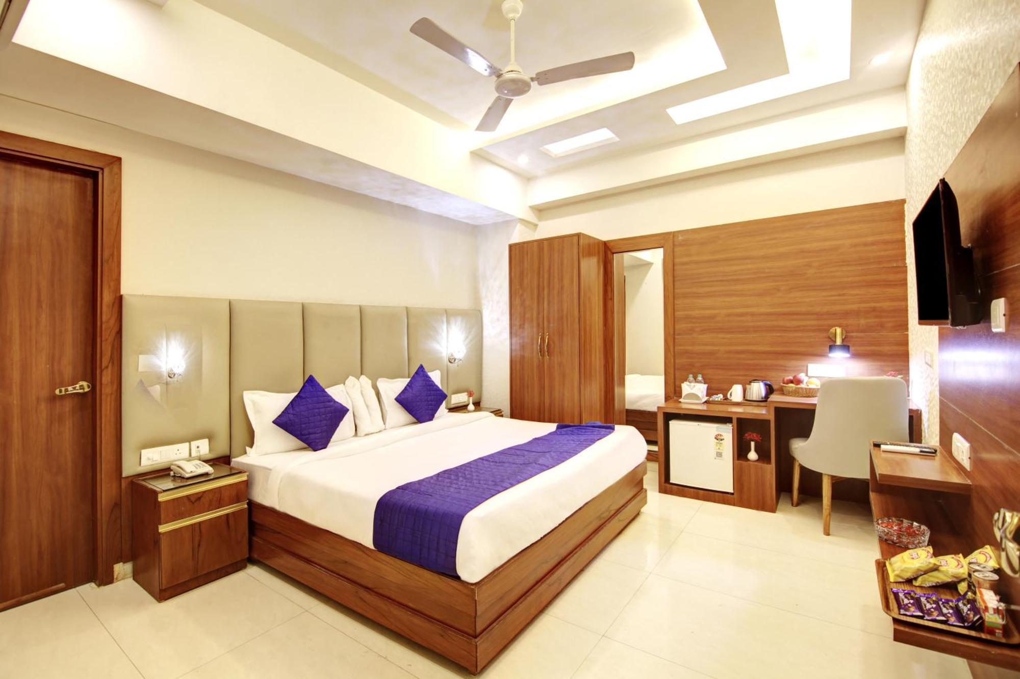 Marks Hotel & Banquet Noida Bagian luar foto