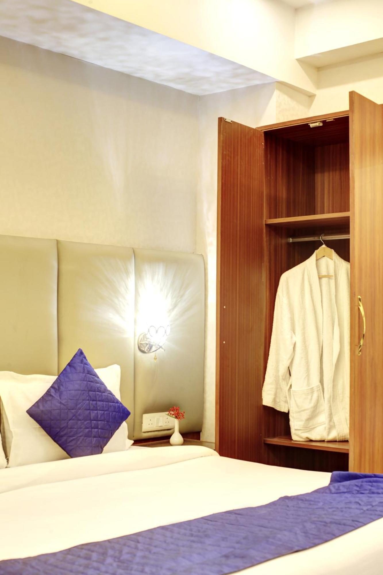 Marks Hotel & Banquet Noida Bagian luar foto
